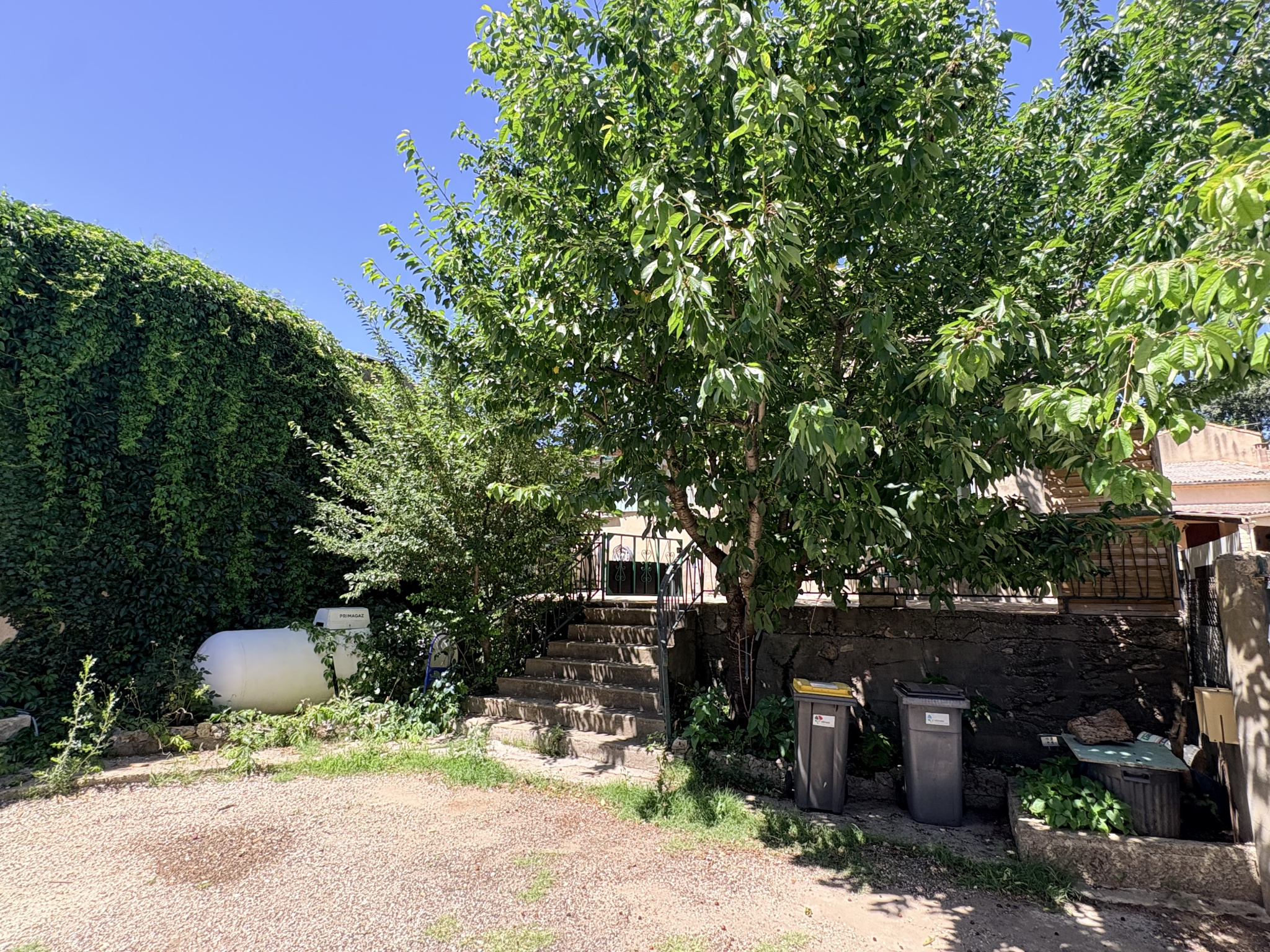 MAISON AVEC DEPENDANCES ET JARDIN